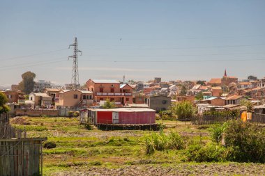 Antananarivo, Madagaskar. 06.10. 2023 başkent Madagaskar. Güneşli bir günde sokakta bir sürü insan olur. İnsanlar yemek satar, ev eşyaları kendi işlerine bakar. Antananarivo 'nun mimarisi. Günlük hayat.