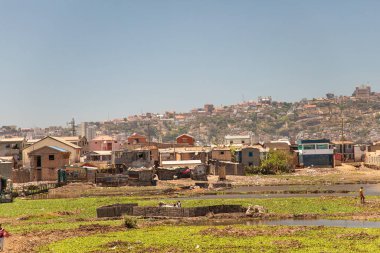 Antananarivo, Madagaskar. 06.10. 2023 başkent Madagaskar. Güneşli bir günde sokakta bir sürü insan olur. İnsanlar yemek satar, ev eşyaları kendi işlerine bakar. Antananarivo 'nun mimarisi. Günlük hayat.