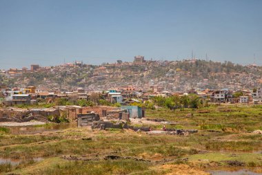 Antananarivo, Madagaskar. 06.10. 2023 başkent Madagaskar. Güneşli bir günde sokakta bir sürü insan olur. İnsanlar yemek satar, ev eşyaları kendi işlerine bakar. Antananarivo 'nun mimarisi. Günlük hayat.