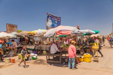 Antananarivo, Madagaskar. 06.10. 2023 başkent Madagaskar. Güneşli bir günde sokakta bir sürü insan olur. İnsanlar yemek satar, ev eşyaları kendi işlerine bakar. Antananarivo 'nun mimarisi. Günlük hayat.