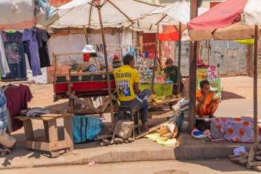 Antananarivo, Madagaskar. 06.10. 2023 başkent Madagaskar. Güneşli bir günde sokakta bir sürü insan olur. İnsanlar yemek satar, ev eşyaları kendi işlerine bakar. Antananarivo 'nun mimarisi. Günlük hayat.