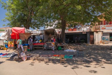 Antananarivo, Madagaskar. 06.10. 2023 başkent Madagaskar. Güneşli bir günde sokakta bir sürü insan olur. İnsanlar yemek satar, ev eşyaları kendi işlerine bakar. Antananarivo 'nun mimarisi. Günlük hayat.