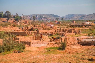 Antananarivo, Madagaskar 07 Ekim 2023 Tana, başkent Madagaskar, Fransızca adı Tananarive, Tana. Şehrin günlük hayatı. Şehrin dışında geleneksel tuğla ateşi