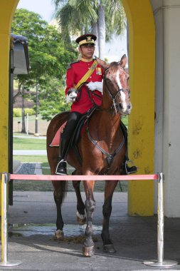 Kuala Lumpur, Malezya, 07.08.2024. Maylaysia 'ya yerleştirilmiş sarımsak şekilli kemerlerin idari binası. Kraliyet Muhafızları, Istana Negara Sarayı