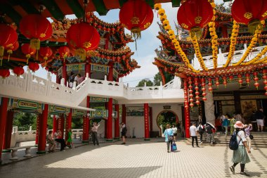 Kuala Lumpur, Malezya. 07.08.2024 en büyük Budist tapınağı Thean Hou, Kuala Lumpur. Cephe dekore edilmiş kırmızı Çin fenerleri delong. Geleneksel Çin tarzı pagoda dekorasyonu, kırmızı sütunlar girişi