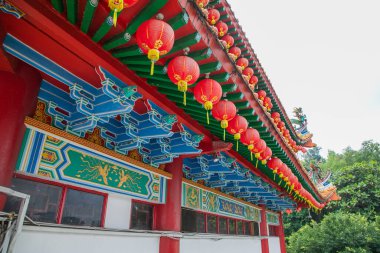 Kuala Lumpur, Malezya. 07.08.2024 en büyük Budist tapınağı Thean Hou, Kuala Lumpur. Çince süslenmiş ön cephe ve gri taş figürler