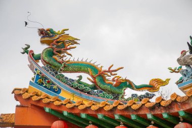 Kuala Lumpur, Malezya. 07.08.2024 en büyük Budist tapınağı Thean Hou, Kuala Lumpur. Çince süslenmiş ön cephe ve gri taş figürler