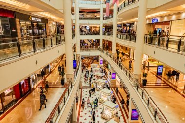 Kuala Lumpur, Malezya - 02 Ağustos 2024: Birden fazla seviye ve çeşitli perakende mağazalarının yer aldığı hareketli bir alışveriş merkezinin iç görünümü.