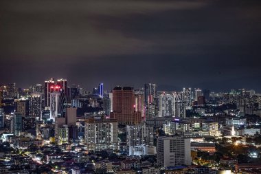 Kuala Lumpur, Malezya - 2 Ağustos 2024: Kuala Lumpur 'un aydınlık binalar ve canlı şehir ışıklarının gece manzarası.