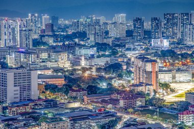 Kuala Lumpur, Malezya - 2 Ağustos 2024: Işıklı binalar ve canlı kentsel atmosferle Kuala Lumpur 'un göz kamaştırıcı gece manzarası.