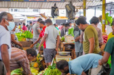 Colombo, Sri-Lanka. 03 numara. 02 numara. 2023. Colombo 'da kalabalık bir merkez gıda pazarı var. İnsanlar küçük tepsilerde ya da doğrudan yerden bir şeyler ve yiyecek satıyor. Geleneksel Sri Lanka ticareti