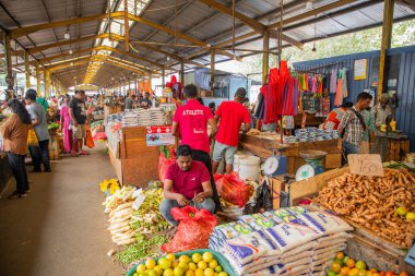 Colombo, Sri-Lanka. 03 numara. 02 numara. 2023. Colombo 'da kalabalık bir merkez gıda pazarı var. İnsanlar küçük tepsilerde ya da doğrudan yerden bir şeyler ve yiyecek satıyor. Geleneksel Sri Lanka ticareti
