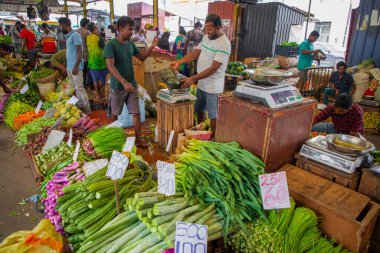 Colombo, Sri-Lanka. 03 numara. 02 numara. 2023. Colombo 'da kalabalık bir merkez gıda pazarı var. İnsanlar küçük tepsilerde ya da doğrudan yerden bir şeyler ve yiyecek satıyor. Geleneksel Sri Lanka ticareti