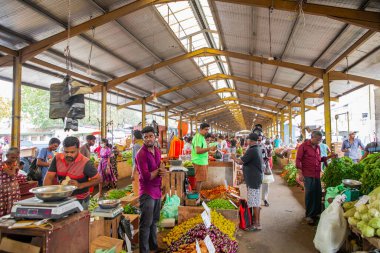 Colombo, Sri-Lanka. 03 numara. 02 numara. 2023. Colombo 'da kalabalık bir merkez gıda pazarı var. İnsanlar küçük tepsilerde ya da doğrudan yerden bir şeyler ve yiyecek satıyor. Geleneksel Sri Lanka ticareti