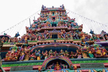 Colombo, Sri Lanka 03.02.2023, eski bir Sri Lanka tapınağı, tepesinde birçok renkli ruhani figürler var..