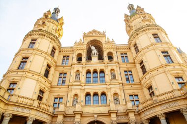 Shwerin, Almanya 4 Şubat 2025: Tarihi Schwerin Kalesi çarpıcı mimari ve karmaşık detayları güzel bir ortamda sergiliyor.