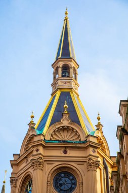 Shwerin, Almanya - 4 Şubat 2025: Tarihi kilise kulesi, mavi gökyüzüne karşı mimari tasarım ve canlı renkler sergiliyor.