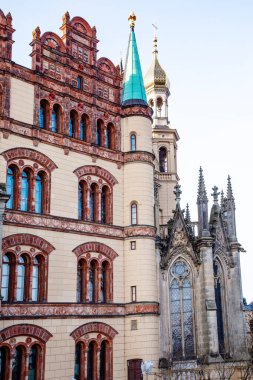 Shwerin, Almanya 04 Şubat 2025: Tarihi mimari sergileri kentsel ortamlarda karmaşık ayrıntılar ve canlı renkler sergiliyor.