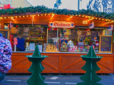 Berlin, Almanya - 01 Ocak 2024: Canlı bir pazarda Gluhwein tezgahı, ışıklarla ve şenlikli dekorasyonlarla süslenmiş.