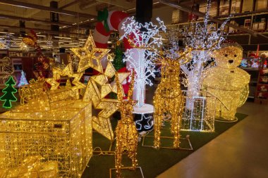 Berlin, Almanya - 01 Ocak 2024: Bayram dekorasyonları mağazada aydınlatılmış ren geyikleri ve ışıl ışıl Noel ağaçları yer alıyor.