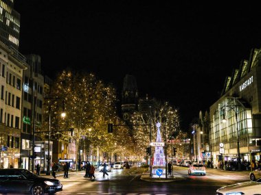 Berlin, Almanya - 01 Ocak 2024: Gece Şenlik Işıkları ve bayram dekorasyonları ile süslenmiş ve canlı bir atmosfer oluşturulmuştur.