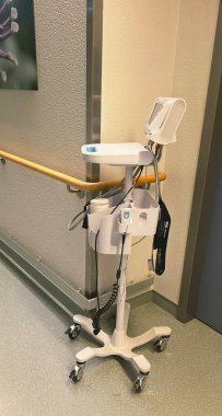 Belin, Almanya - 30 Mayıs 2025: Hastane koridorlarında sağlık ekipmanları hayati göstergeler göstermektedir. Hastane