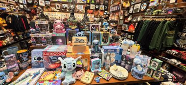 Berlin, Almanya - 13 Haziran 2025: Renkli sergiler canlı bir mağazada oyuncaklar ve koleksiyonlar sergiliyor.