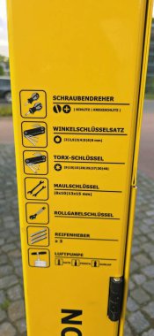 Belin, Almanya - 30 Mayıs 2025: Araç istasyonu kullanıcı rehberliği ve kolaylığı için çeşitli araçlar ve talimatlar sunmaktadır. Hastane