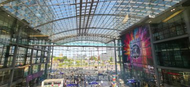 Berlin, Almanya - 17 Haziran 2025: Renkli sanat eserlerinin yer aldığı Berlin merkez istasyonunun modern cam yapısı.