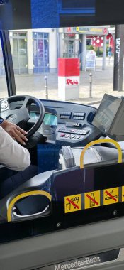 Berlin, Almanya - 07 Ağustos 2025: Mercedes-Benz otobüs içi sürücü kontrollerini ve ön panel özelliklerini gösteriyor.