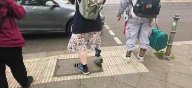 Berlin, Almanya - 2 Haziran 2025: Çeşitli yayalar şehir ortamında kaldırım boyunca yürüyor.