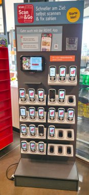Berlin, Almanya - 4 Temmuz 2025: REWE Tarama & Go self-check-out büfesi kolay alışveriş ve ödeme çözümleri için birden fazla aygıt içeriyor.