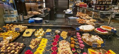 Berlin, Almanya - 07 Ağustos 2025: Renkli hamur işi sergisi lezzetli tatlılar ve fırınlanmış yiyecekler sunuyor.