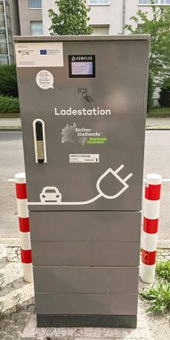 Berlin, Almanya - 14 Temmuz 2025: Berlin 'de bulunan elektrikli araç şarj istasyonu modern tasarım özellikleri sergileniyor.