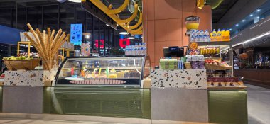 Doloman, Türkiye - 25 Nisan 2025: Modern dondurma dükkanında renkli gösteriler ve müşteriler için cazip bir ortam sunuluyor.