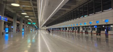 Doloman, Türkiye - 25 Nisan 2025: Geniş havaalanı içi aydınlatma ve modern tasarım unsurları.