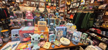 Berlin, Almanya - 13 Haziran 2025: Oyuncak ve koleksiyonlar da dahil olmak üzere canlı karikatür koleksiyonu.