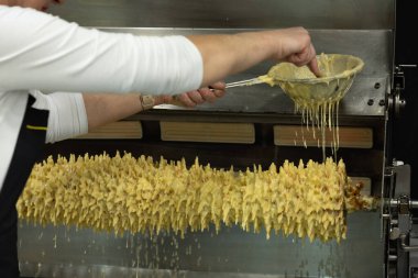 Yetenekli şef geleneksel bir tatlı hazırlıyor. Modern bir mutfakta eşsiz bir dokusu var. Mutfak sanatını ve hassasiyetini gösteriyor..