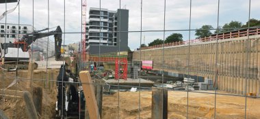 Berlin, Almanya - 25 Eylül 2025: İnşaat sahasında ağır makineler ve geliştirme aşamasındaki yeni bina.