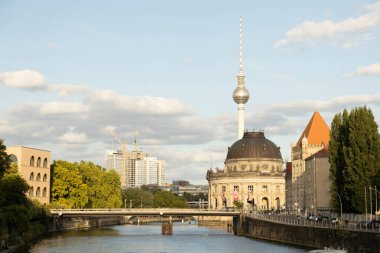 Berlin, Almanya - 17 Haziran 2025: Berlin silueti, nehir kıyısındaki ünlü TV kulesi ve tarihi binaları sergiliyor.