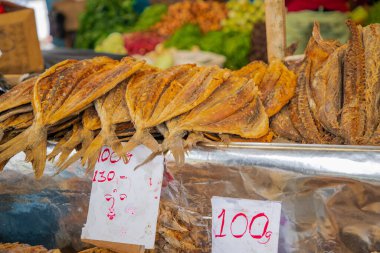 Colombo, Sri-Lanka. 03 numara. 02 numara. 2023. Colombo 'da kalabalık bir merkez gıda pazarı var. İnsanlar küçük tepsilerde ya da doğrudan yerden bir şeyler ve yiyecek satıyor. Geleneksel Sri Lanka ticareti