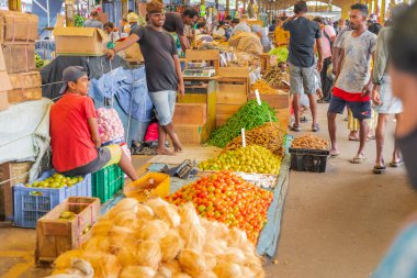 Colombo, Sri-Lanka. 03 numara. 02 numara. 2023. Colombo 'da kalabalık bir merkez gıda pazarı var. İnsanlar küçük tepsilerde ya da doğrudan yerden bir şeyler ve yiyecek satıyor. Geleneksel Sri Lanka ticareti