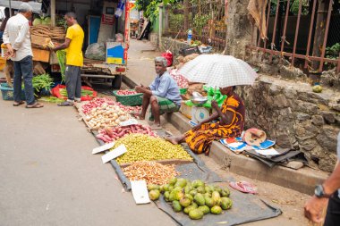 Colombo, Sri-Lanka. 03 numara. 02 numara. 2023. Colombo 'da kalabalık bir merkez gıda pazarı var. İnsanlar küçük tepsilerde ya da doğrudan yerden bir şeyler ve yiyecek satıyor. Geleneksel Sri Lanka ticareti