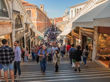 Venedik, İtalya. 28.10 dolar. 2022 yılı. İtalya, Venedik 'te Rialto Köprüsü ve gondolcularıyla Büyük Kanal manzarası. Venedik 'teki Grand Canal' da Rialto Köprüsü ve gondollu manzara