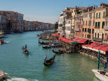 Venedik, İtalya. 28.10 dolar. 2022 yılı. İtalya, Venedik 'te Rialto Köprüsü ve gondolcularıyla Büyük Kanal manzarası. Venedik 'teki Grand Canal' da Rialto Köprüsü ve gondollu manzara