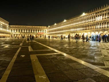 Venedik, İtalya. 28.10 dolar. 2022 yılı. İtalya, Venedik 'te Rialto Köprüsü ve gondolcularıyla Büyük Kanal manzarası. Venedik 'teki Grand Canal' da Rialto Köprüsü ve gondollu manzara