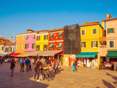 Burano, Venedik, İtalya 29.10.2022. Burano adası, Venedik bölgesi. Kanalların farklı taraflarındaki parlak renkli evler ve suda renkli yansımalar.