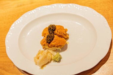 Gurme suşi yemeklerinin üstünde havyar, yanında wasabi ve turşulu zencefil, mutfak sanatını ön plana çıkartıyor..