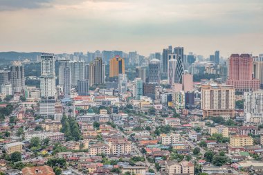 Kuala Lumpur, Malezya - 2 Ağustos 2024: Kuala Lumpur silueti modern binalar ve şehir yaşamına sahip kentsel manzaraya sahip.