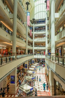 Kuala Lumpur, Malezya - 2 Ağustos 2024: Modern alışveriş merkezi iç mimarisi, alışveriş yapanların ve zarif mimarinin bulunduğu canlı bir atmosfere sahiptir.